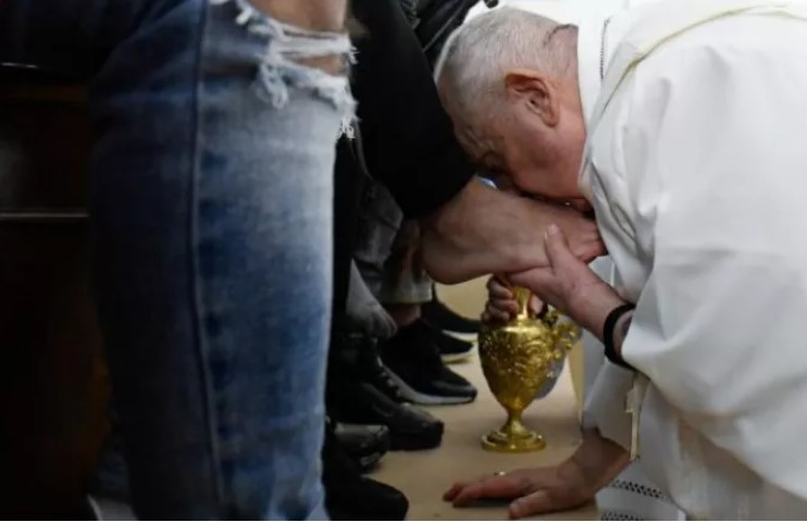 Italia: Papa Francesco lava i piedi ai minorenni detenuti il ​​giovedì santo cattolico