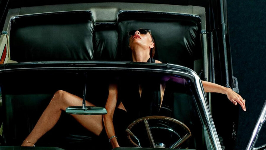 Η Victoria Beckham ποζάρει μέσα στο αυτοκίνητο για την καμπάνια του νέου της αρώματος