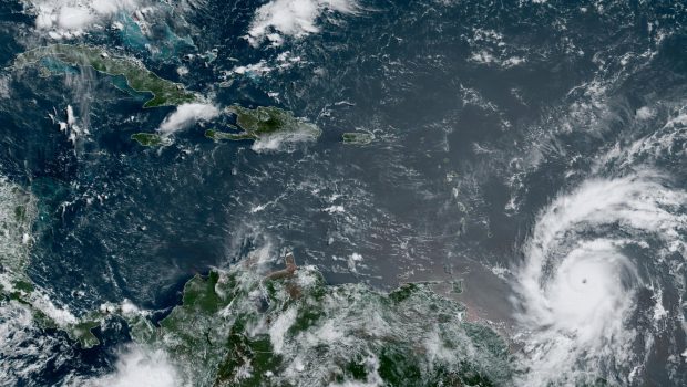 Καραϊβική: Ο τυφώνας Μπέριλ κινείται απειλητικά, αναβαθμισμένος σε καταιγίδα κατηγορίας 4