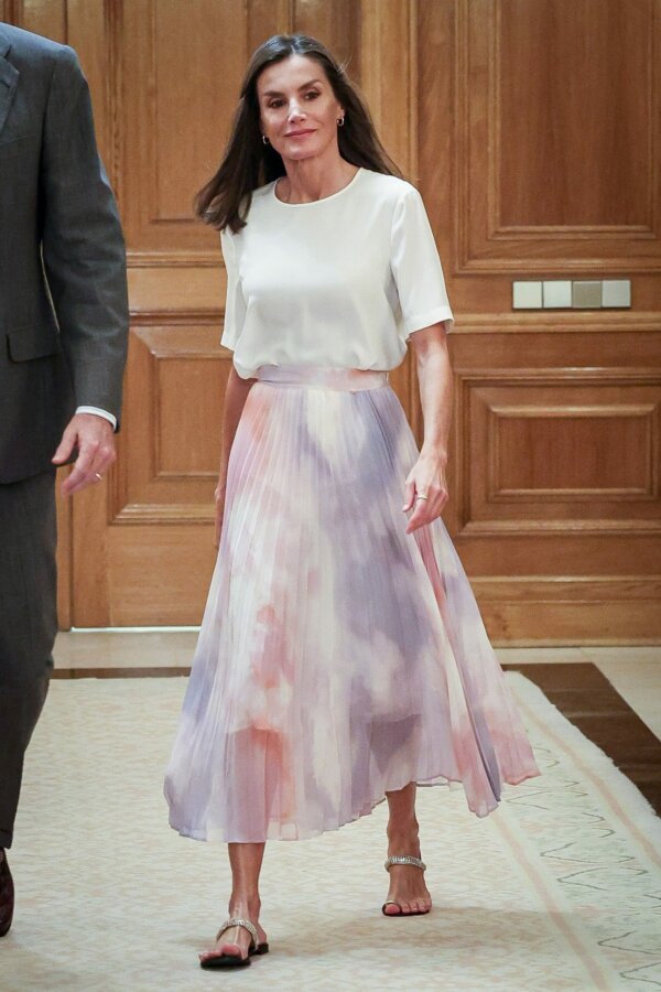 Βασίλισσα Letizia: Δείτε πώς συνδύασε την tie-dye φούστα της