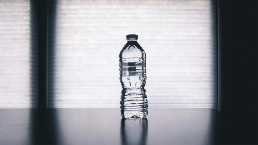 Γιατί είναι επικίνδυνο να πίνουμε νερό από πλαστικά μπουκάλια