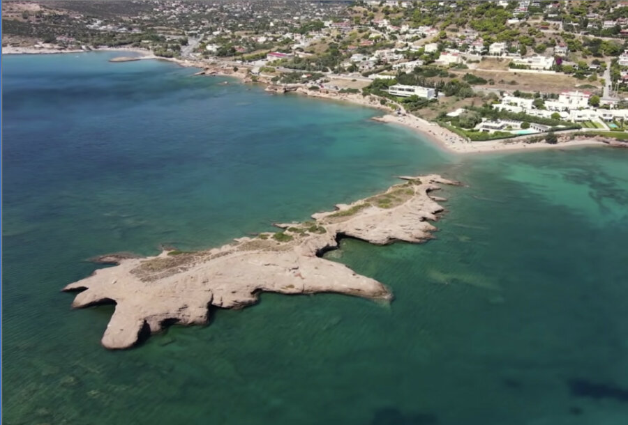 Ντούνη: Το νησάκι της Αττικής με τις δαντελένιες ακρογιαλιές που πας με τα πόδια