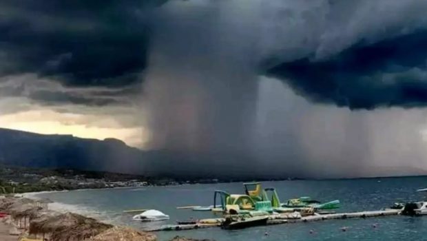 Κακοκαιρία: Απόκοσμο σκηνικό στους Αγίους Θεοδώρους - «Καταρράκτης» εμφανίστηκε στη θάλασσα