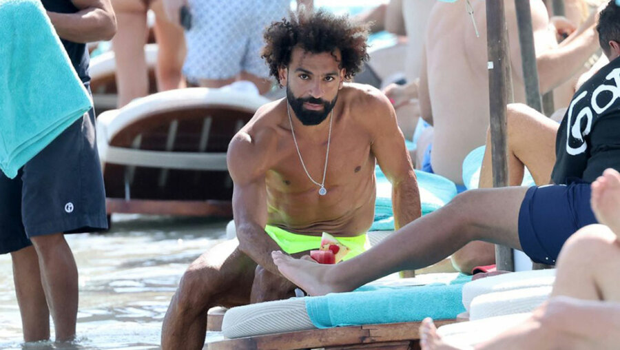 Mohamed Salah: Ο σταρ της Λίβερπουλ με νέο look κάνει διακοπές στη Μύκονο και τραβάει τα γυναικεία βλέμματα!