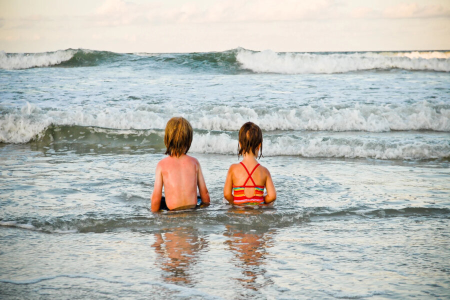 Πώς να βοηθήσετε το παιδί σας να ξεπεράσει τον φόβο της θάλασσας αυτό το καλοκαίρι