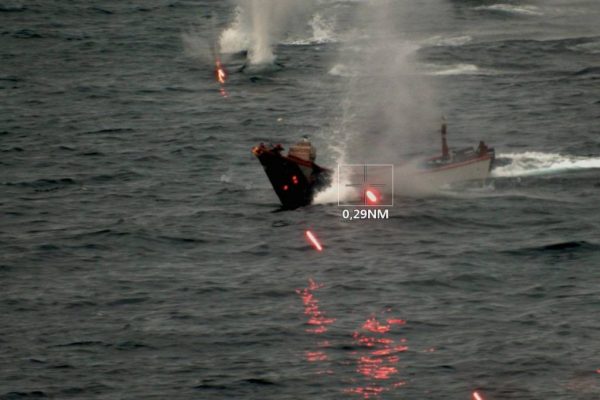 Χούθι: Η στιγμή που ανατινάζουν το ελληνόκτητο εμπορικό πλοίο