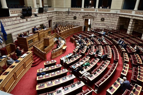 Βουλή: Τροπολογία ΣΥΡΙΖΑ για την «προστασία των ευάλωτων δανειοληπτών και της πρώτης κατοικίας»