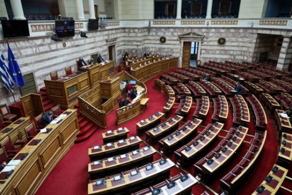 Στη Bουλή φέρνει ο ΣΥΡΙΖΑ το θέμα του θανάτου μετανάστη στο ΑΤ Αγίου Παντελεήμονα