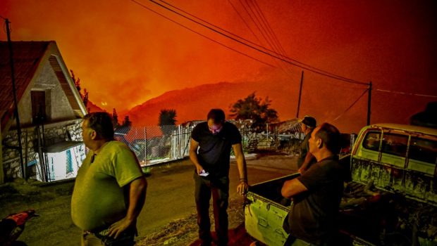 Φωτιά στο Ξυλόκαστρο: «Οι άνεμοι δυσκολεύουν την κατάσβεση» - Τι λέει ο αντιπεριφερειάρχης Κορινθίας