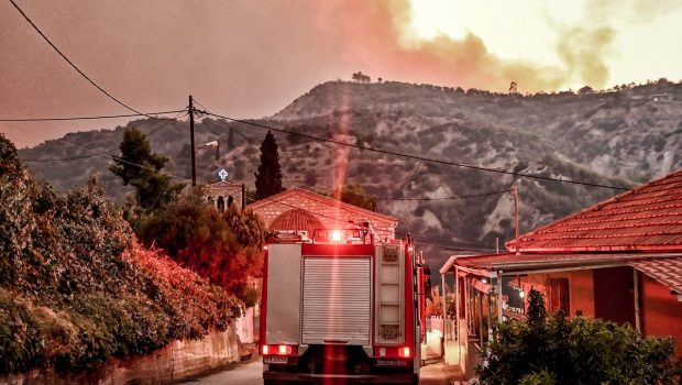 Φωτιά στο Ξυλόκαστρο - Κλειστά και αύριο Τρίτη όλα τα σχολεία του Δήμου