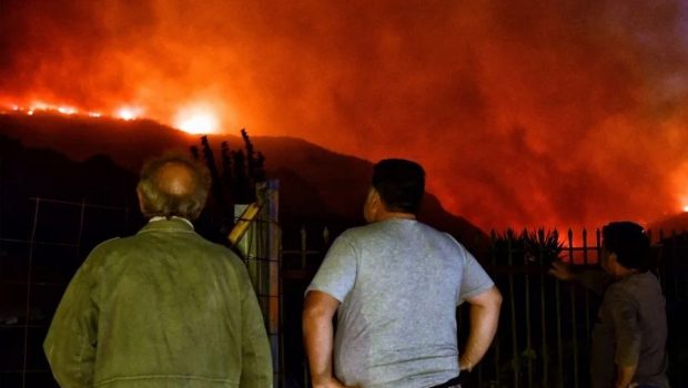 Φωτιά στην Κορινθία - Έκτακτη συντονιστική σύσκεψη Κικίλια στα Ροζενά