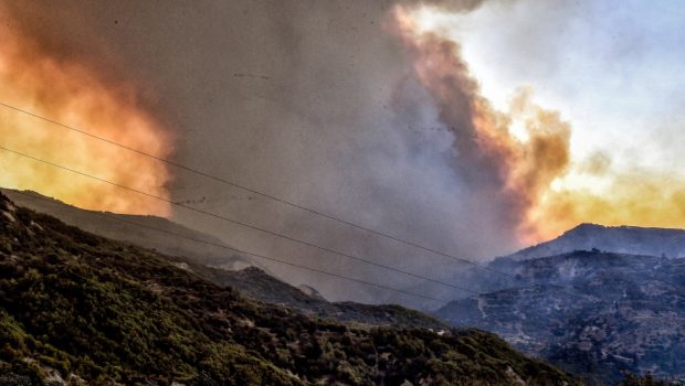 Φωτιά στο Ξυλόκαστρο: Γιατί εξαπλώθηκε η πυρκαγιά