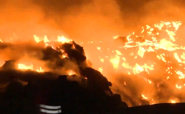 Μεγάλη πυρκαγιά σε εταιρεία με ανακυκλώσιμα υλικά στη ΒΙ.ΠΕ. Σίνδου