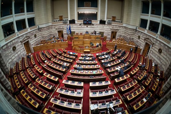 Απούσα η ΕΑΔ από τη συζήτηση στη Βουλή για την αλλαγή των προσόντων του διοικητή της