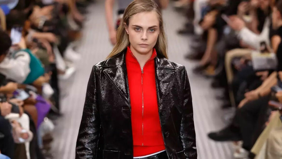 Cara Delevingne: Το απίθανο makeup look που υιοθέτησε στο Miu Miu show - Πώς θα το πετύχετε