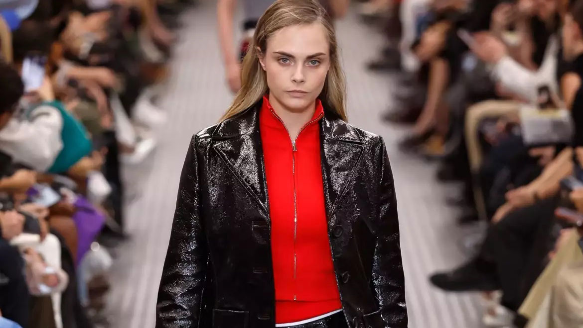 Cara Delevingne: Το απίθανο makeup look που υιοθέτησε στο Miu Miu show - Πώς θα το πετύχετε