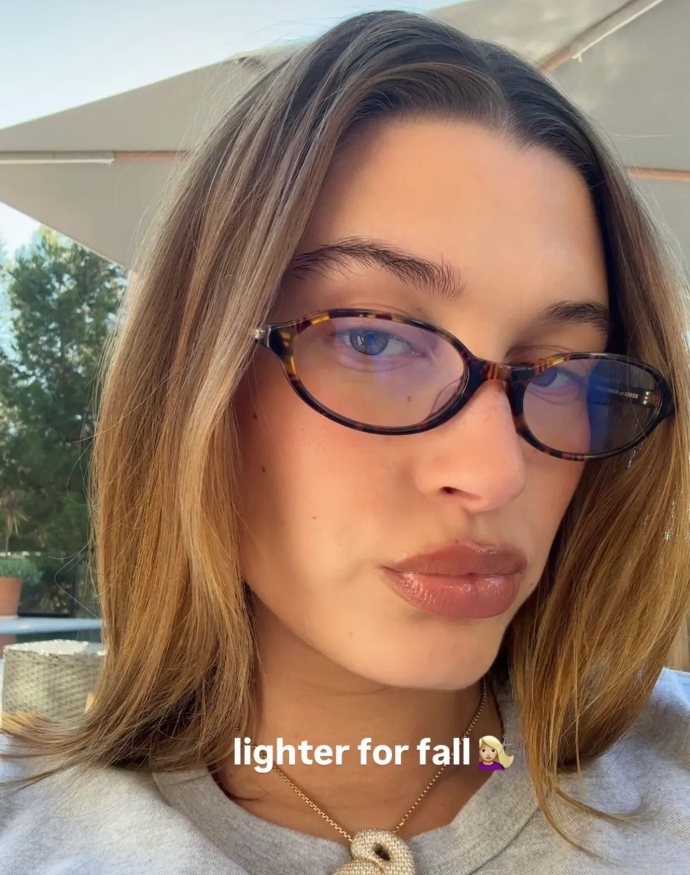 Η Hailey Bieber καλωσόρισε τη σεζόν με νέο look στα μαλλιά της