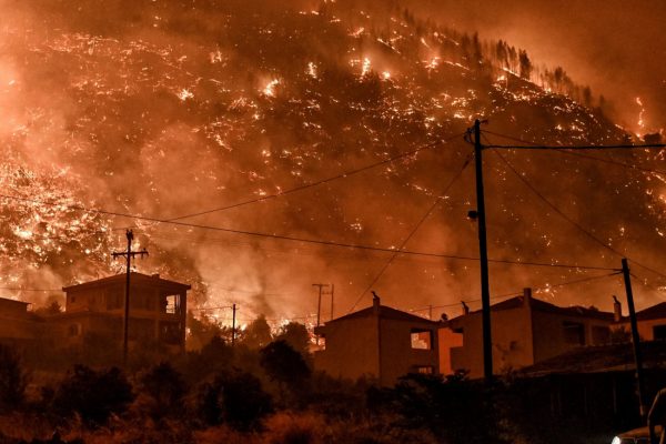 ΠΑΣΟΚ: Ολιγωρία του κρατικού μηχανισμού στην καταστροφική πυρκαγιά στην Κορινθία