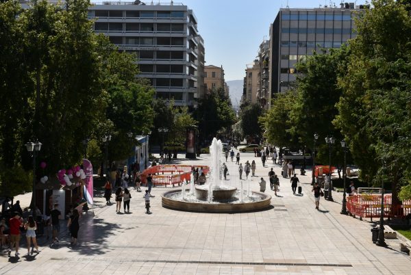 Ευρωβαρόμετρο: Οι Έλληνες πιο απαισιόδοξοι από τον μέσο όρο για το βιοτικό επίπεδο της επόμενης πενταετίας