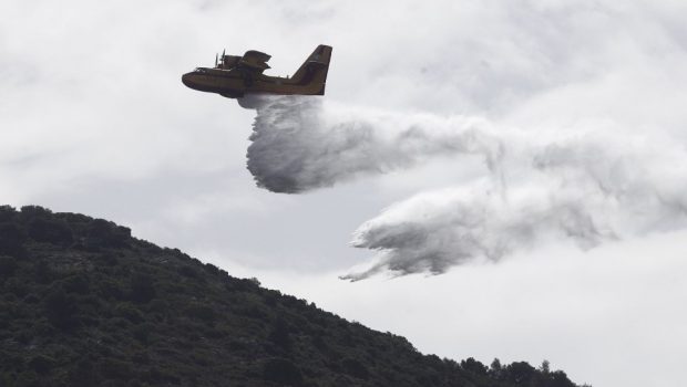 Λέσβος: Φωτιά στον Κάμπο Βασιλικών - Σηκώθηκαν τρία εναέρια