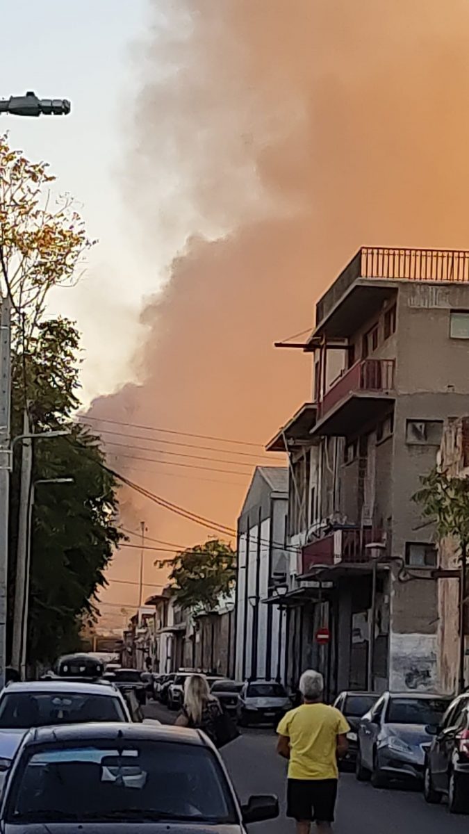 Μεγάλη φωτιά σε αποθήκη στο κέντρο του Πειραιά - Κλειστή η οδός Κέκροπος