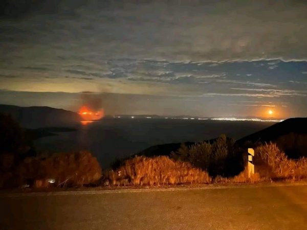 Σάμος: Σε εξέλιξη η φωτιά στο ακρωτήριο Πράσο – Ολοκληρώθηκε επιχείρηση διάσωσης μεταναστών