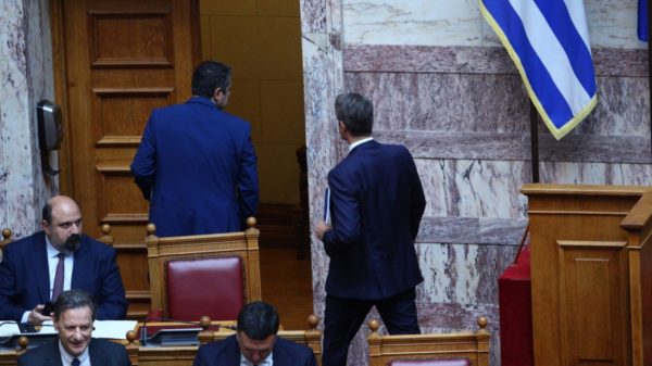 Βουλή: Αποχώρησε ο Μητσοτάκης στην ομιλία Παππά – «Δεν αναγνωρίζω ως εκπρόσωπο της αξιωματικής αντιπολίτευσης έναν πολιτικό καταδικασμένο»