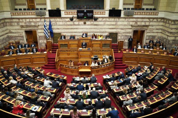 Βουλή: Υψηλοί τόνοι στη συζήτηση για τις φωτιές – Δεν ανέλαβε καμία ευθύνη ο Μητσοτάκης παρά την έντονη κριτική