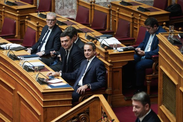 Κυριάκος Μητσοτάκης και Νίκος Ανδρουλάκης στη Βουλή.