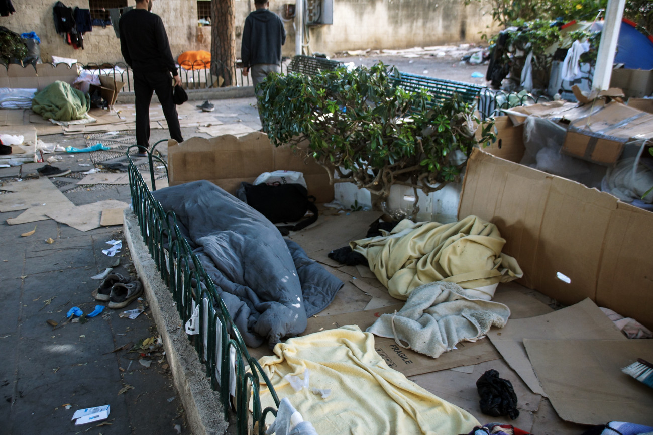 Πρόσφυγες στη Ρόδο: Συνεχίζονται οι εικόνες απαξίωσης - Κοιμούνται σε χαρτόκουτα, χωρίς κουβέρτες