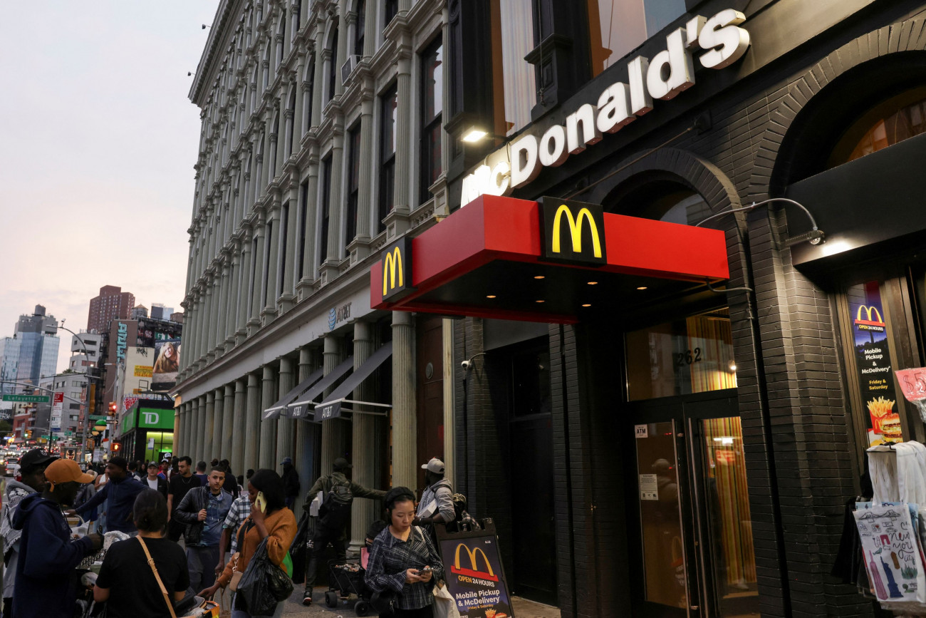 Εικόνα δείχνει κόσμο έξω από κατάστημα McDonald's στο Σόχο, στη Νέα Υόρκη