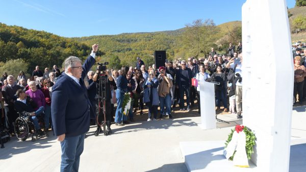 Μνημείο στον ομαδικό τάφο ανταρτών του ΔΣΕ στο χωριό Κώττα από το ΚΚΕ