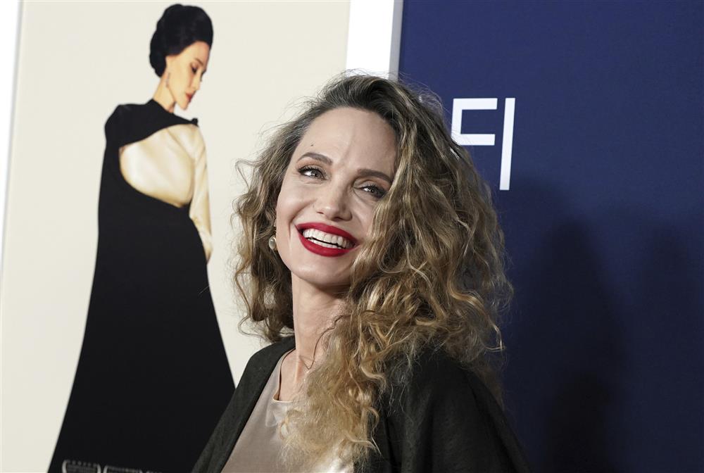 Angelina Jolie: Η εντυπωσιακή της εμφάνιση στην πρεμιέρα της ταινίας «Maria» - Φωτογραφίες