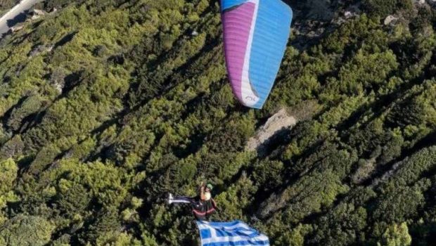 Ρόδος: Περήφανα «γεράκια» ύψωσαν την ελληνική σημαία - Γαλανόλευκη υπερηφάνεια