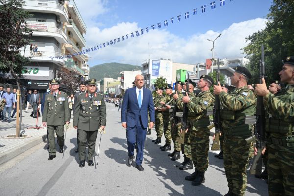 Εικόνα δείχνει τον Νίκο Δένδια συνοδεία αξιωματικών από τις Ένοπλες Δυνάμεις σε εορτασμούς για την απελευθέρωση της Ξάνθης