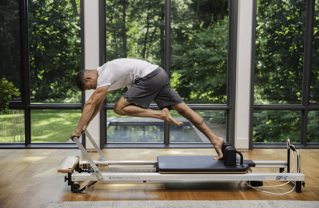 Εκατοντάδες παραλλαγές ασκήσεων Pilates με το At Home SPX® Reformer με Vertical Stand, από την Merrithew