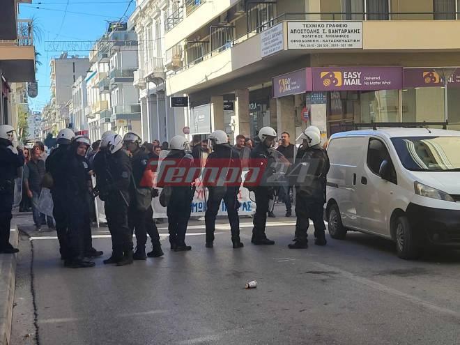 Πάτρα: Ένταση στην συγκέντρωση των οικοδόμων μπροστά από τον ΕΦΚΑ - ΜΑΤ απώθησαν διαδηλωτές