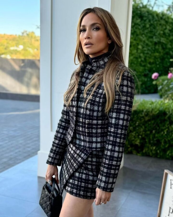 Η Jennifer Lopez: Με Dior σύνολο και ιδιαίτερες μπότες έμοιαζε σαν να βγήκε από σελίδες περιοδικού μόδας