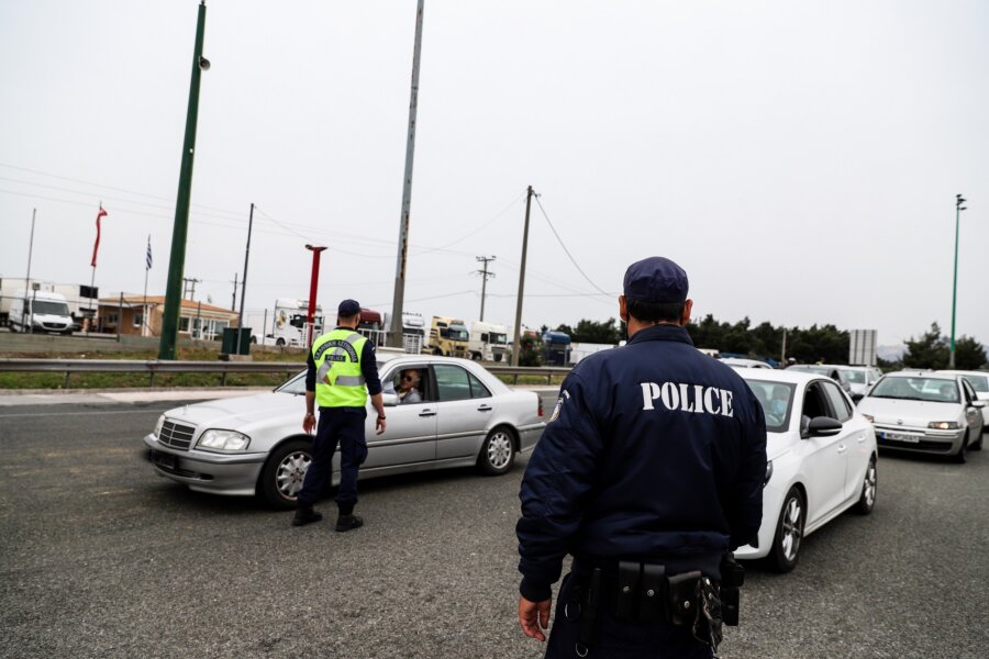 ΕΛΕΓΧΟΙ ΣΤΑ ΔΙΟΔΙΑ ΤΩΝ ΑΦΙΔΝΩΝ ΤΟ ΑΠΟΓΕΥΜΑ ΤΗΣ Μ.ΠΕΜΠΤΗΣ  ΕΝ ΟΨΕΙ ΤΗΣ ΕΞΟΔΟΥ ΓΙΑ ΤΟ ΠΑΣΧΑ (EUROKINISSI/ΒΑΣΙΛΗΣ ΡΕΜΠΑΠΗΣ)