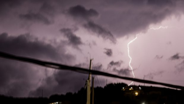 Καταιγίδες με αρκετούς κεραυνούς σήμερα – Ποιες περιοχές θα επηρεαστούν