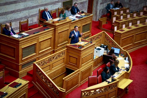 Βουλή: Ψηφίστηκε ο προσωπικός γιατρός- Το «παρών» του ΠΑΣΟΚ που συζητήθηκε και η επίθεση Γεωργιάδη