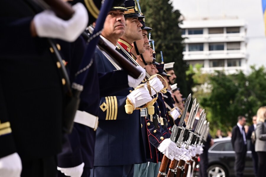 [365188] ΚΑΤΑΘΕΣΗ ΣΤΕΦΑΝΟΥ ΑΠΟ ΤΗΝ ΠτΔ ΚΑΤΕΡΙΝΑ ΣΑΚΕΛΛΑΡΟΠΟΥΛΟΥ ΣΤΟ ΜΝΗΜΕΙΟ ΤΟΥ ΑΓΝΩΣΤΟΥ ΣΤΡΑΤΙΩΤΗ ΣΤΑ ΠΛΑΙΣΙΑ ΤΟΥ ΕΟΡΤΑΣΜΟΥ ΤΗΣ ΗΜΕΡΑΣ ΕΝΟΠΛΩΝ ΔΥΝΑΜΕΩΝ(ΜΙΧΑΛΗΣ ΚΑΡΑΓΙΑΝΝΗΣ/EUROKINISSI)