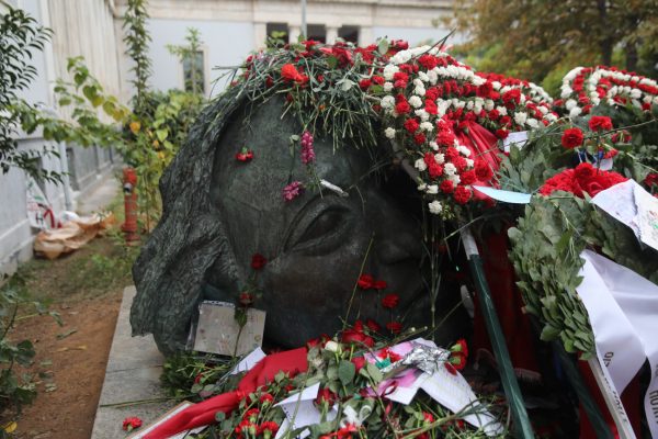 Εικόνα που δείχνει στεφάνια στην κεφαλή-σύμβολο για την εξέγερση στο Πολυτεχνείο