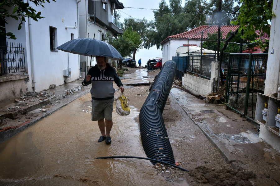 ΚΥΜΑ ΚΑΚΟΚΑΙΡΙΑΣ ELIAS/ ΚΑΤΑΣΤΡΟΦΕΣ ΑΠΟ ΤΙΣ ΠΛΗΜΜΥΡΕΣ ΣΤΗΝ ΠΟΛΗ ΤΟΥ ΒΟΛΟΥ (ΒΑΣΙΛΗΣ ΟΙΚΟΝΟΜΟΥ/ EUROKINISSI)