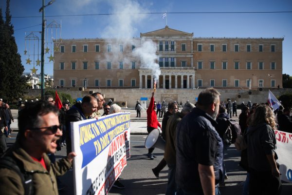 Σε κλοιό η «φιλοεπιχειρηματική κυβέρνηση» – Ακρίβεια, προϋπολογισμός και Σαμαράς στριμώχνουν τον Μητσοτάκη