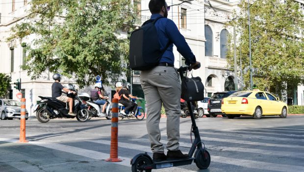 Ηλεκτρικά πατίνια: Αλλαγές φέρνει ο ΚΟΚ - Ποιοι κινδυνεύουν με βαριά «καμπάνα»