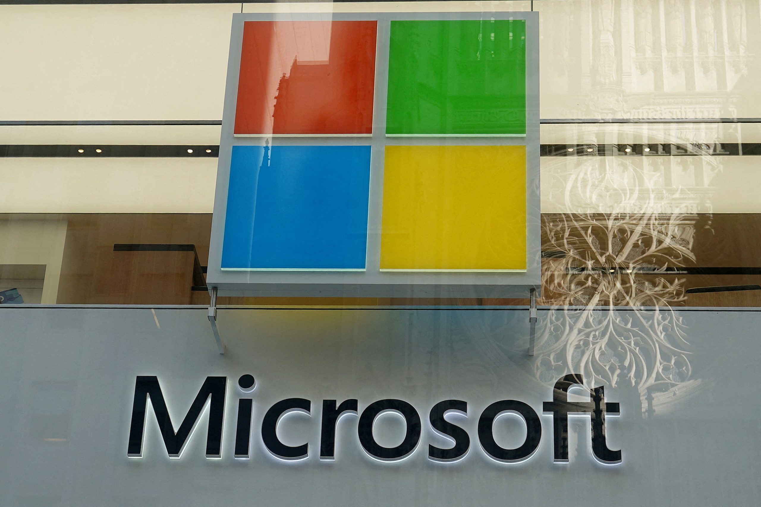 Microsoft: Παροτρύνει τον Τραμπ να «πιέσει πιο σκληρά» κατά των χάκερ Ρωσίας και Κίνας