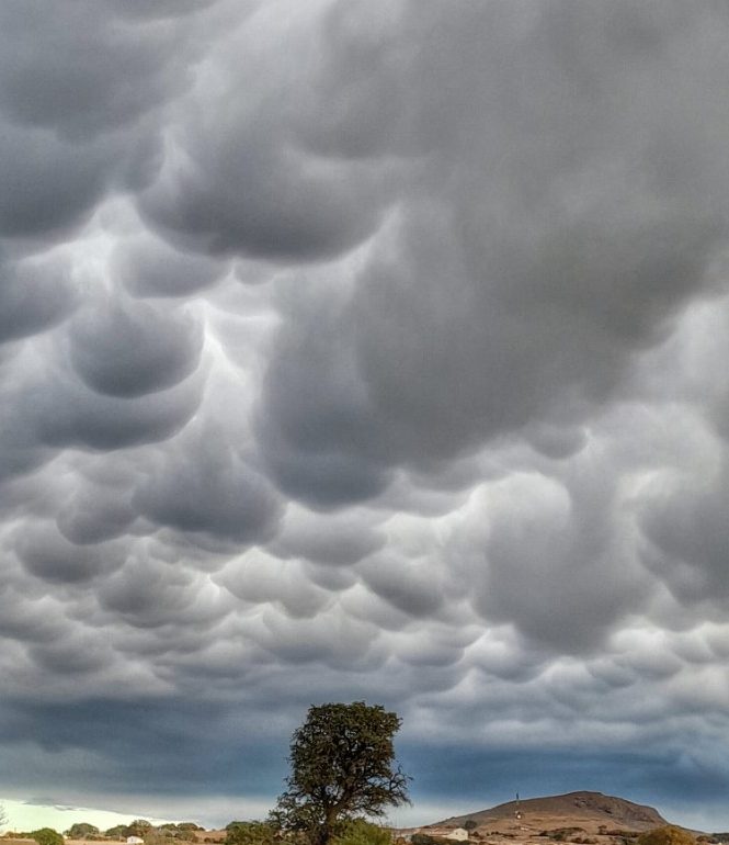 Εικόνα που δείχνει σύννεφα mammatus στη Σαμοθράκη