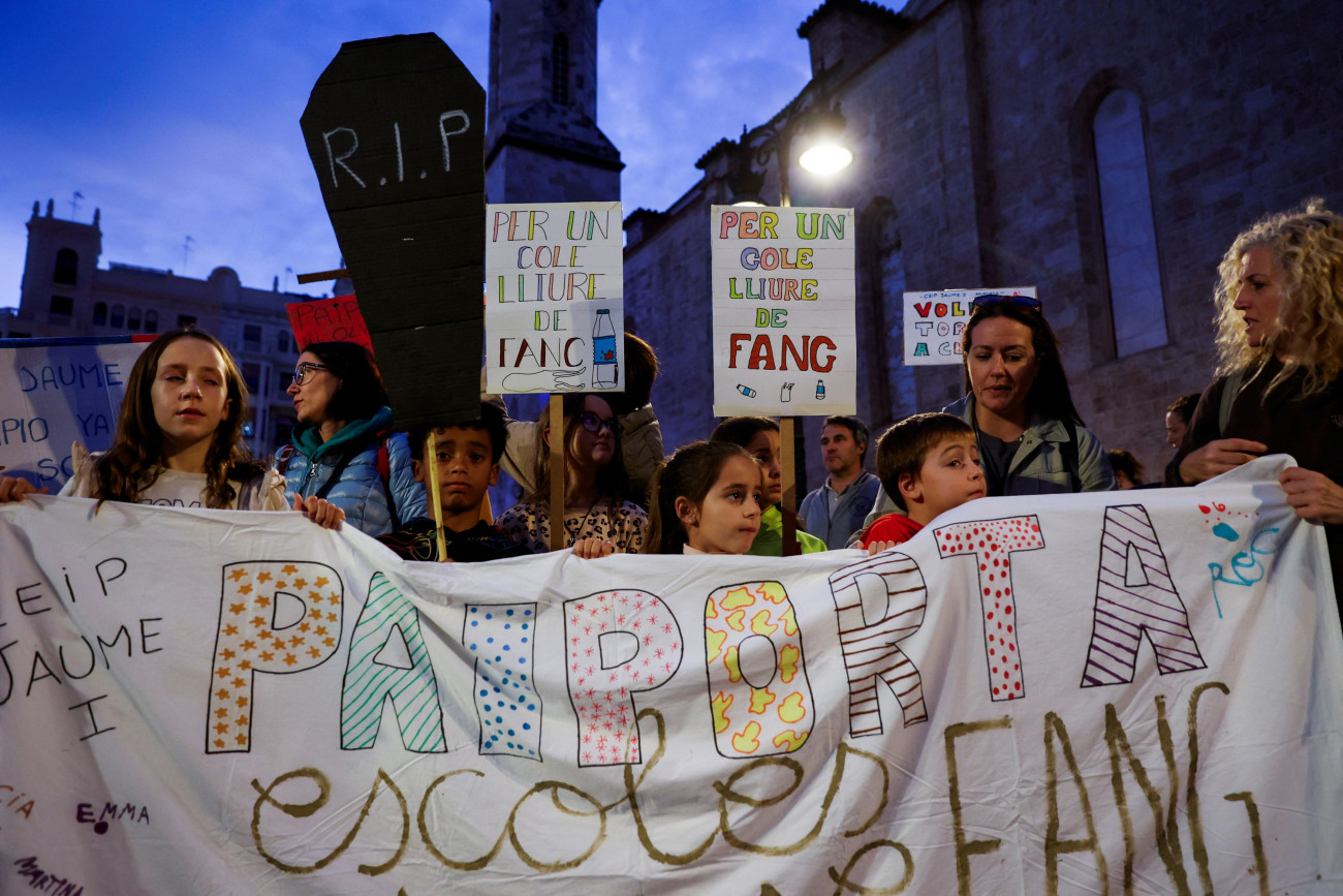 Ισπανία: Διαδήλωση εκπαιδευτικών και γονέων στη Βαλένθια για τα κλειστά σχολεία