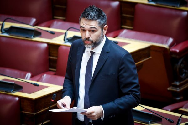 Σαρακιώτης: Τροχιά εξόδου για τον βουλευτή - Δεν ψηφίζει στις εκλογές, συνόδευσε Κασσελάκη σε εκδήλωση